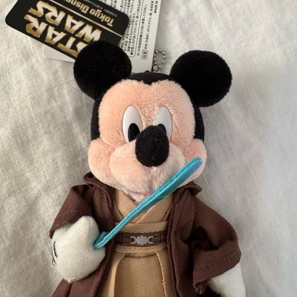 Tokyo Disney Star Wars Jedi Knight Mickey Mouse Key Chain Pin Badge/Bag Charm - Picture 7 of 7